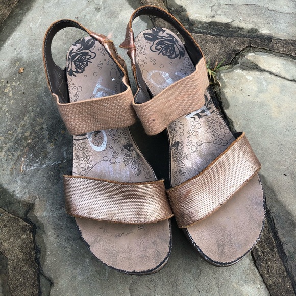Gold OTBT heels - Picture 1 of 6